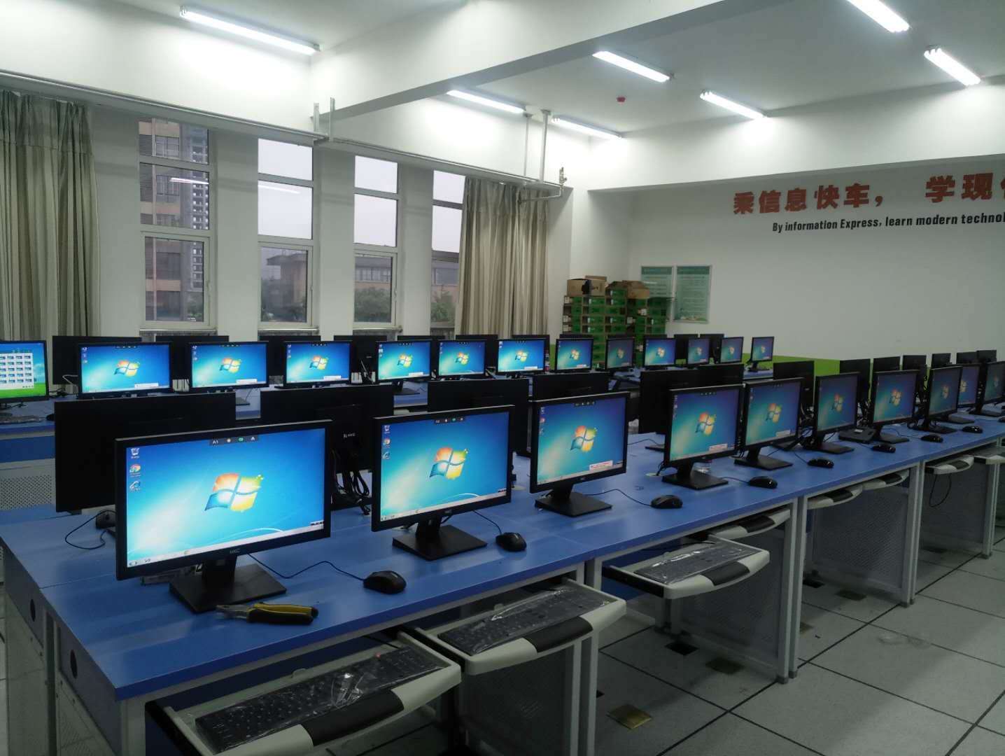 華科R2云桌面部署現(xiàn)場.jpeg